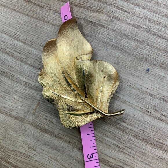 BSK Vintage Brushed Textured Gold Tone Leaf Brooch Pin - Picture 7 of 8